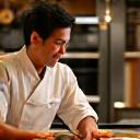 お客様へ料理の説明をする料理人